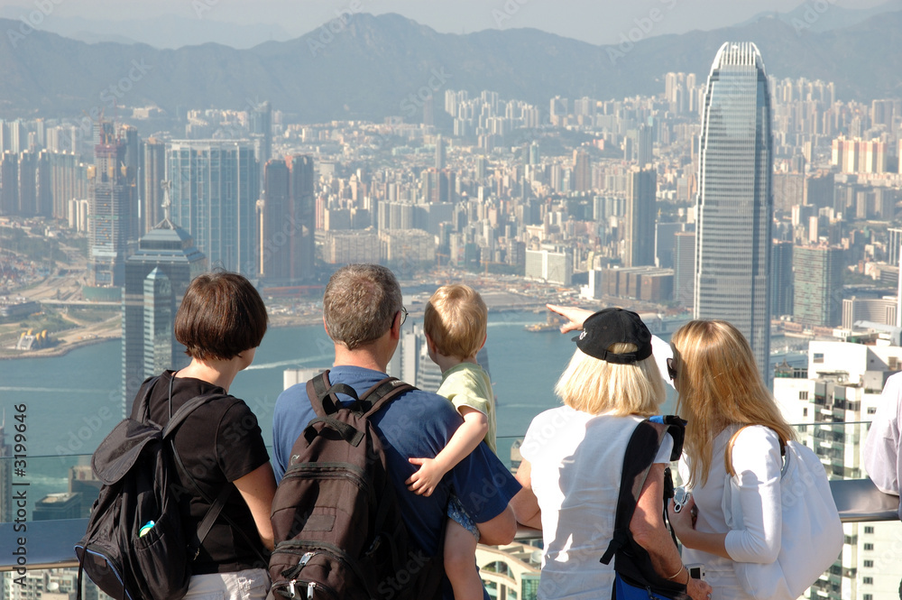 Fototapeta premium famly sightseeing the hong kong skyline