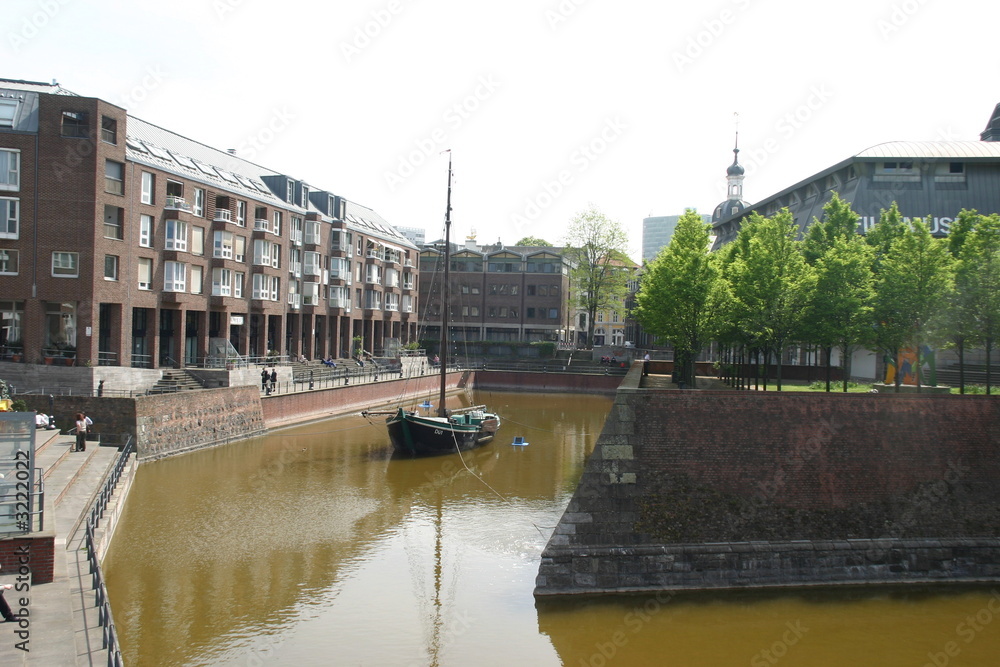 Naklejka premium dusseldorf city centre with boat