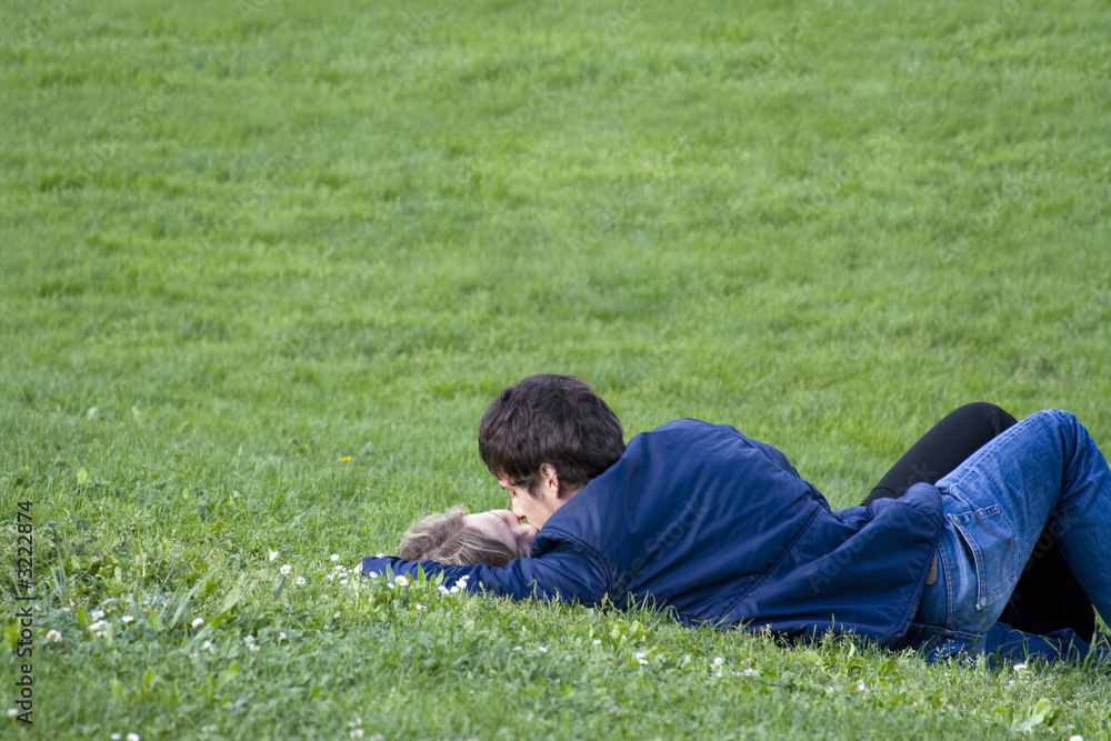 amoureux dans l'herbe