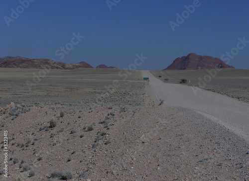 route dans le d  sert du damaraland en namibie