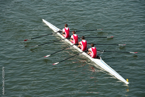 quatre rameurs en aviron