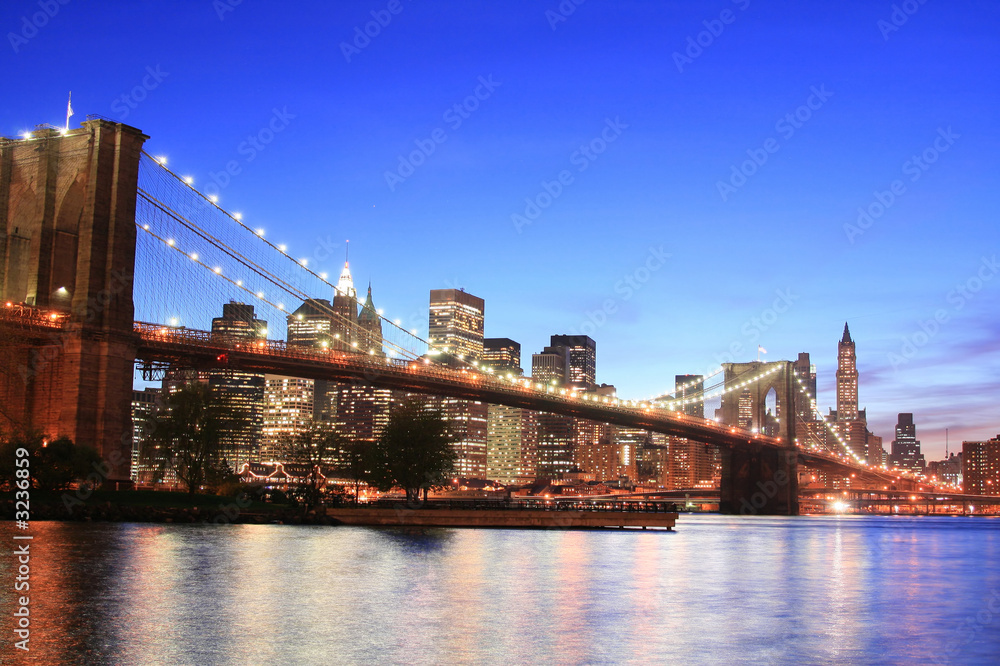 Naklejka premium brooklyn bridge and manhattan skyline at night