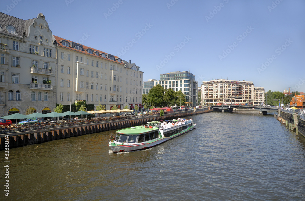 Obraz premium tourist boat on the river spree
