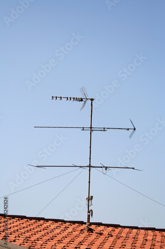 antenna televisiva su tetto photo