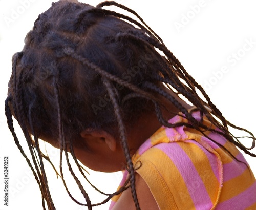 petite fille touarègue avec tresses