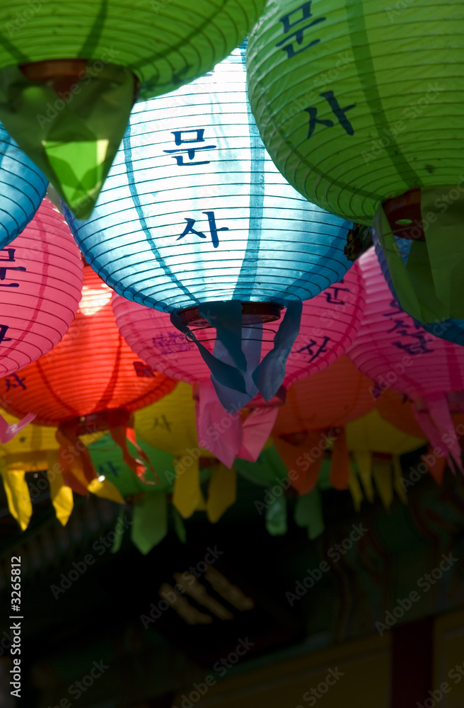 Naklejka premium glowing buddhist lanterns