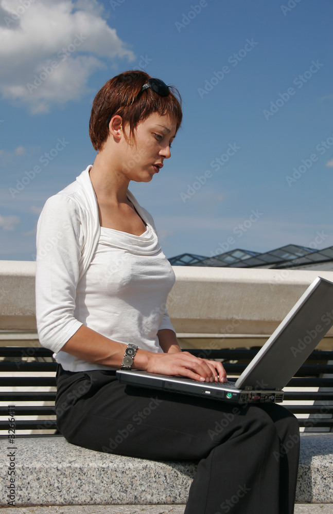 femme et son ordinateur