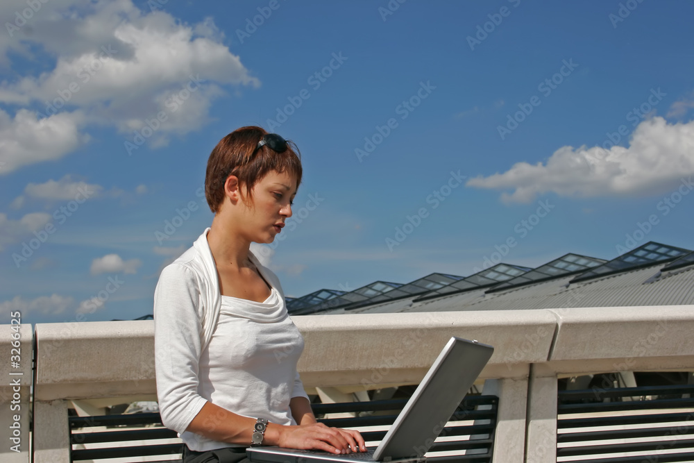 femme et son ordinateur