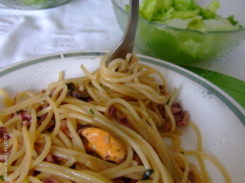 forchettata di spaghetti con frutti di mare