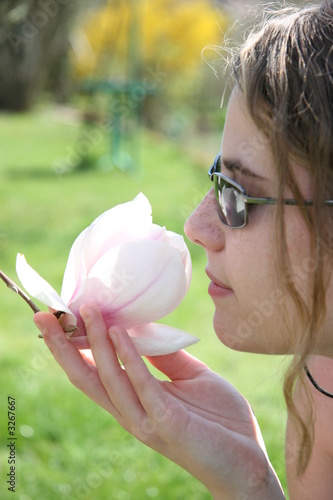 jeune fille au magnolia