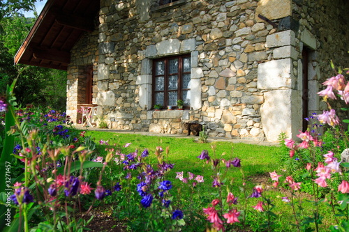 fleurs et maison en pierres