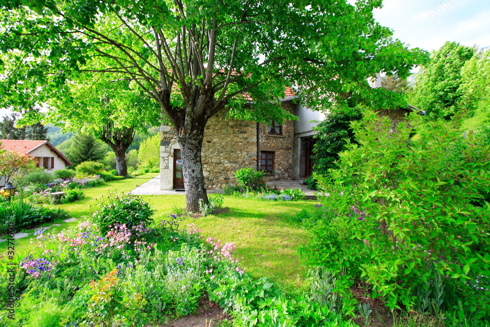 jardin vert et maison en chartreuse jardin vert et maison en chartreuse