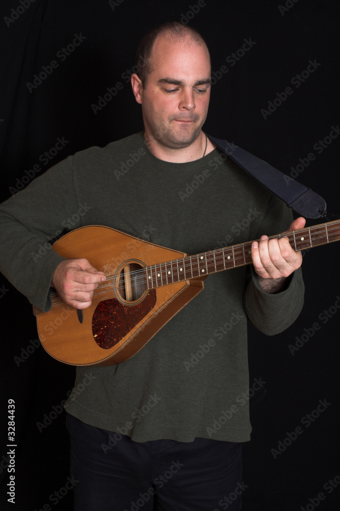 Obraz premium portrait of man playing guitare