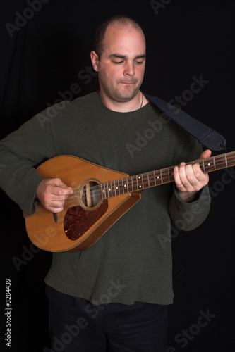 portrait of man playing guitare