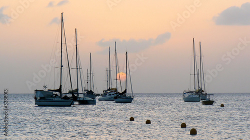 bateaux au soleil couchant