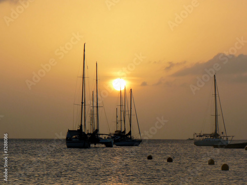 bateaux au soleil couchant