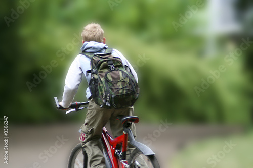 kind mit fahrrad