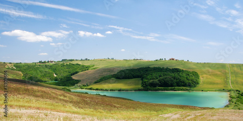 cielo blu e campi verdi, asciano (siena) photo