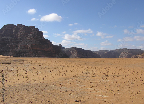 paysage de désert de pierre dans le sahara