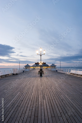 Wide angle shot of Cromer Pier. Fototapete