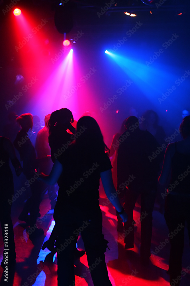 tanzende menschen in blauen/roten discolichtern
