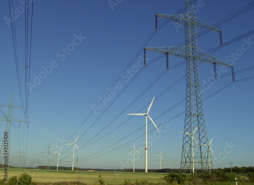 windräder und hochspannungsmasten 01