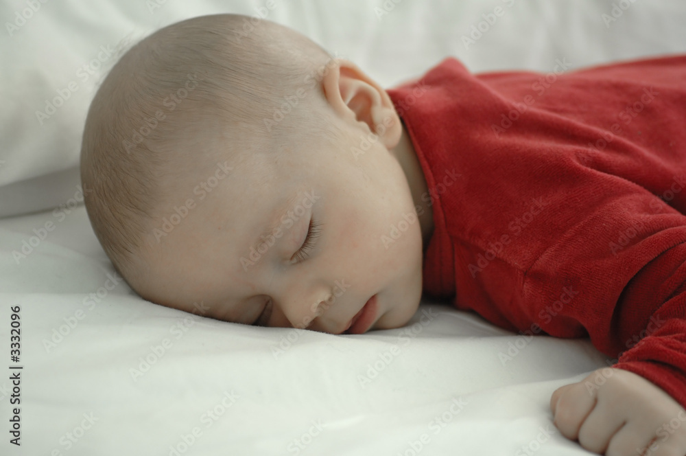 bébé dort baby sleeping in red bébé dort baby sleeping in red