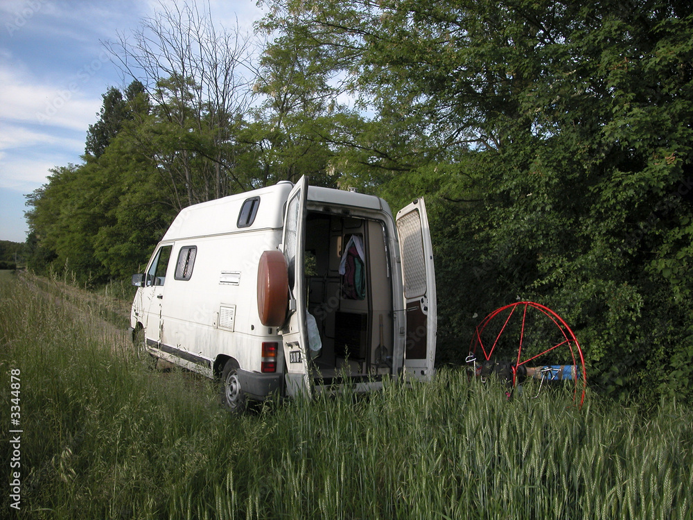 fourgon camping-car et paramoteur