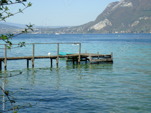 ponton sur le lac d'annecy