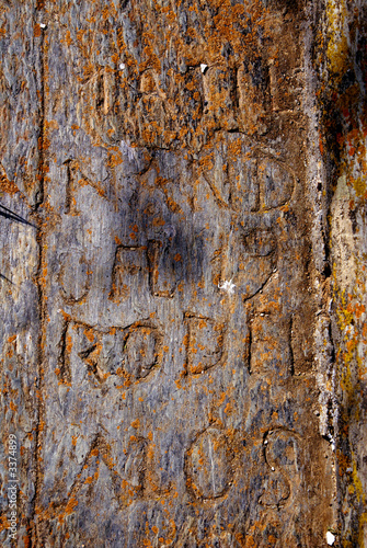 inscripción en piedra