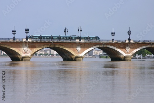 bordeaux tramway pont de pierre