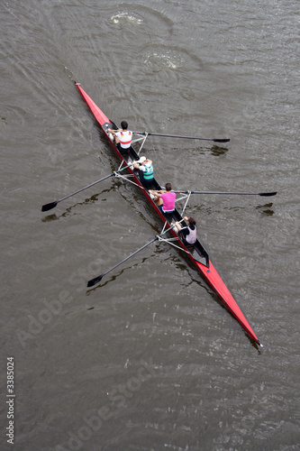 rameurs faisant de l'aviron photo