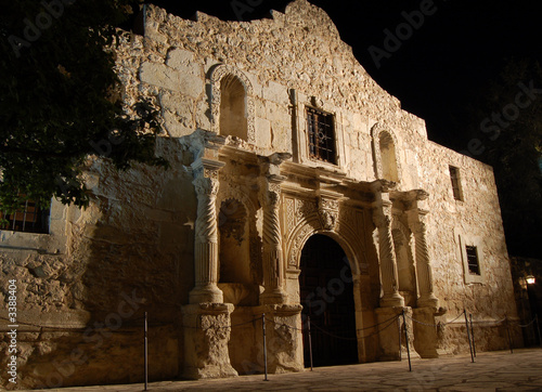 Fotografia The alamo mission at night in San Antonio Texas