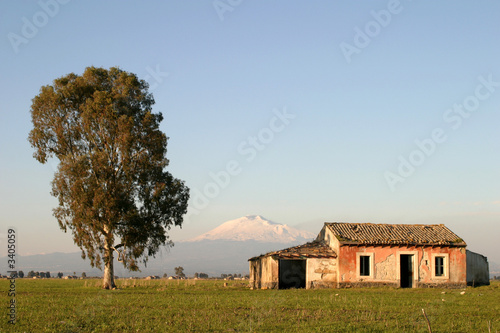 ruine vor dem etna photo