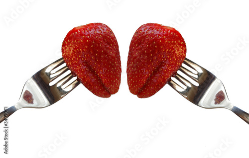 dos fresas rojas en tenedor