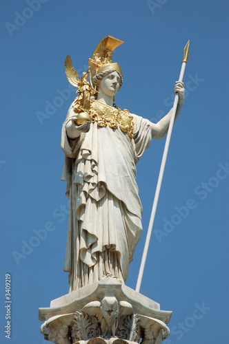 statue der athene göttin der weisheit photo