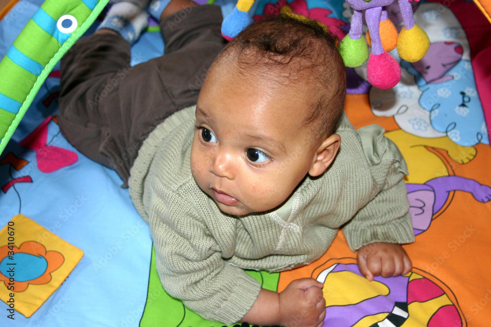 Obraz premium bébé joue