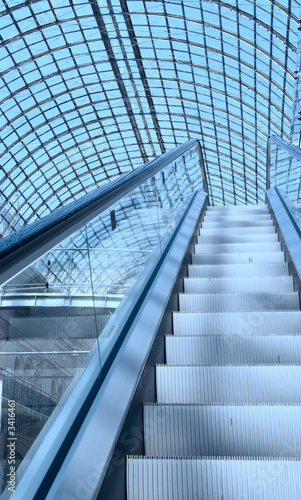 Fototapeta Naklejka Na Ścianę i Meble -  escalator in a shopping mall