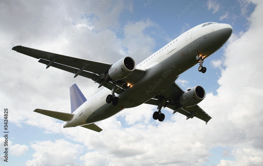  jet landing, view from below