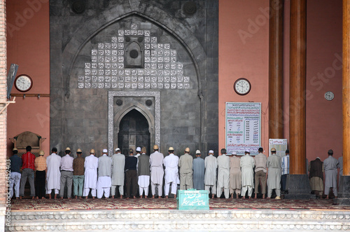 фотографія praying time in mosque. shrinagar, kashmir