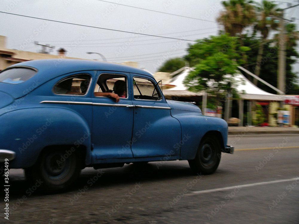 voiture cubaine en mouvement