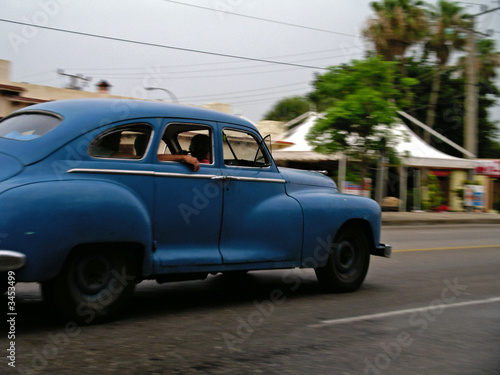 voiture cubaine en mouvement