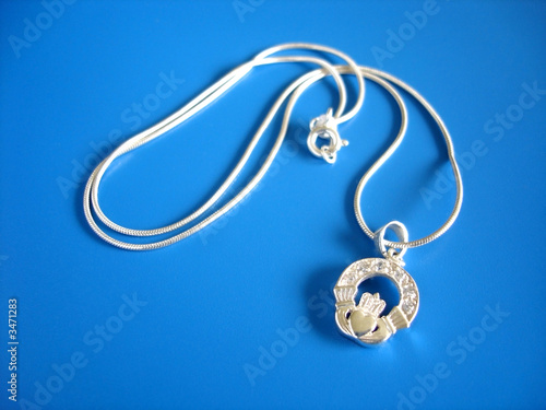 irish claddagh love symbol