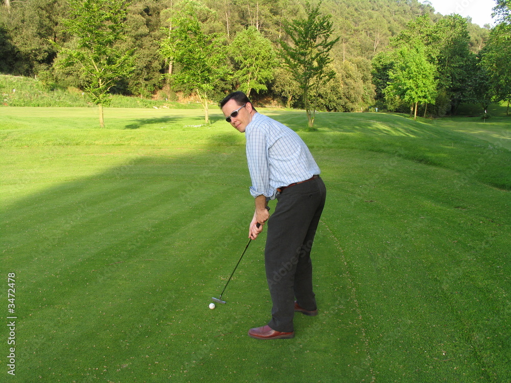Fototapeta premium jugando al golf