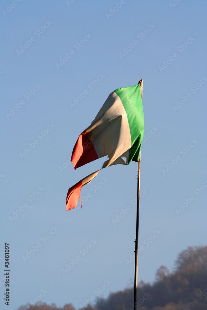 Naklejka premium bandiera italiana sciupata - broken flag