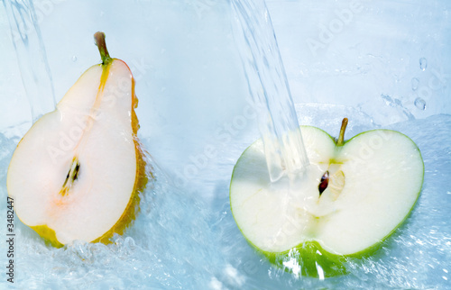 Obraz na płótnie fresh pear and apple jumping w salonie