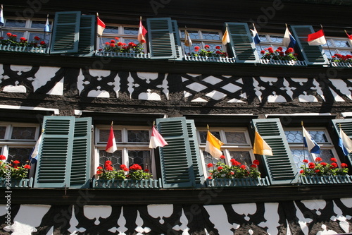 fahnen am fenster