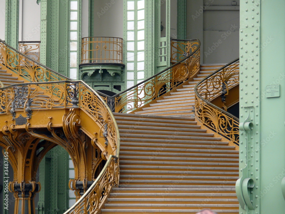 Naklejka premium escalier intérieur du grand palais, paris