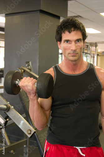 man lifting weights 2