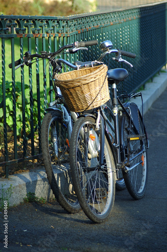 deux byciclettes appuyées